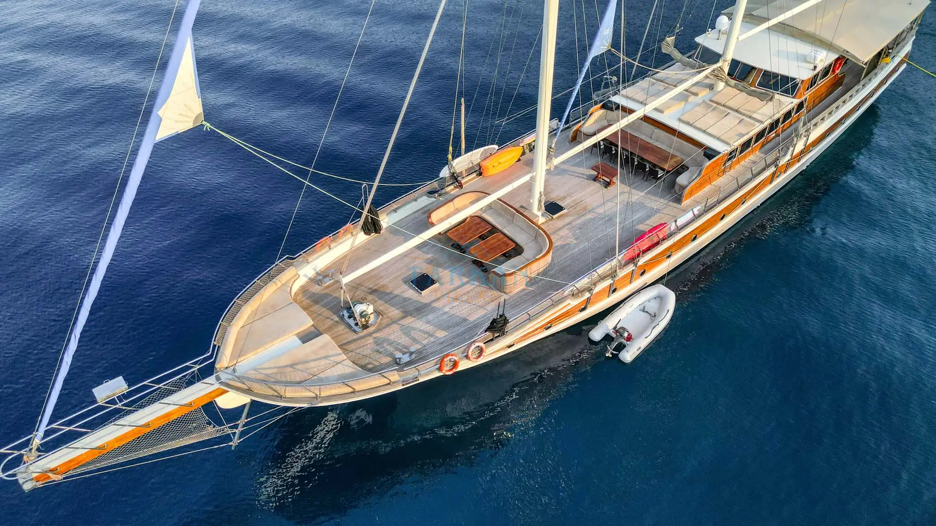 EŞİNİ VE KIZINI BIÇAKLAYAN ADAMA MÜDAHELE ETTİLERddd