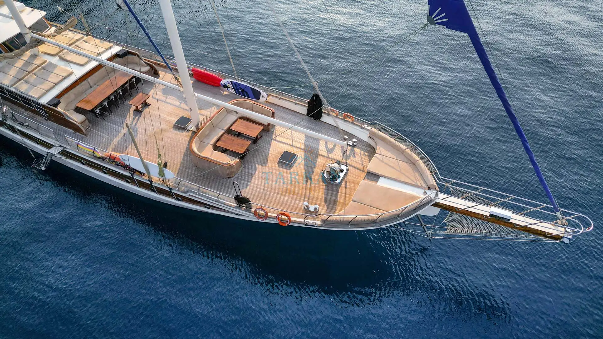 EŞİNİ VE KIZINI BIÇAKLAYAN ADAMA MÜDAHELE ETTİLERddd