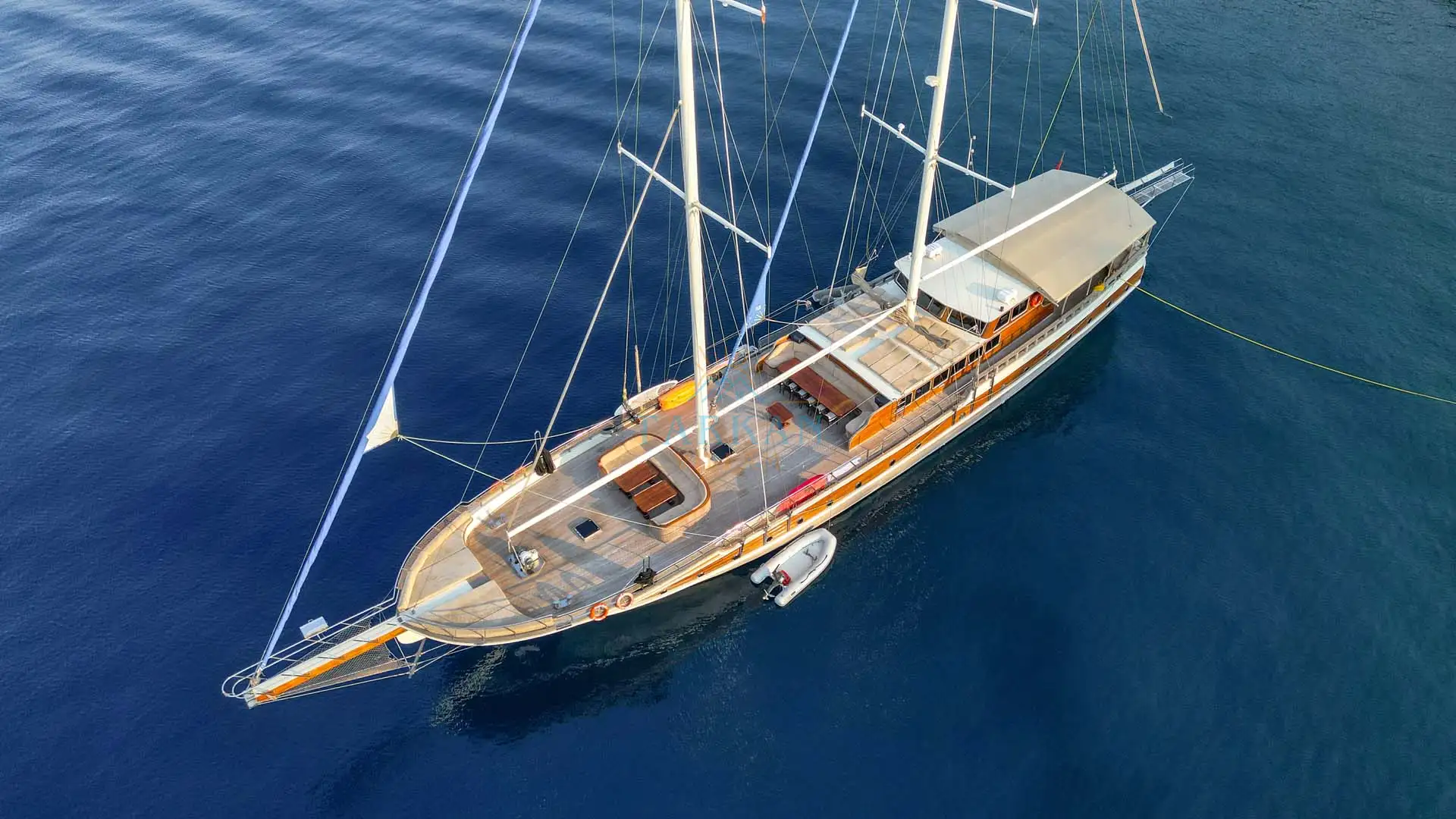 EŞİNİ VE KIZINI BIÇAKLAYAN ADAMA MÜDAHELE ETTİLERddd